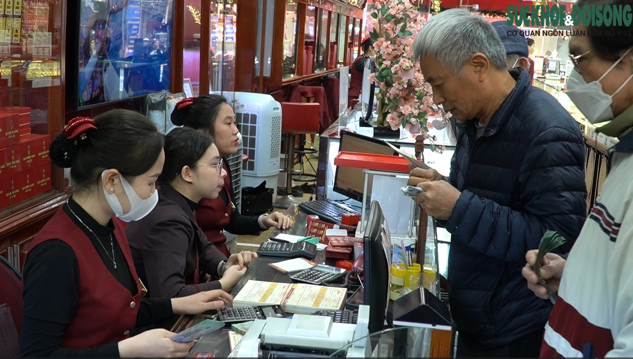 Giá vàng 'nhảy múa' liên tục, người Hà Nội xếp hàng chờ mua/bán- Ảnh 9.