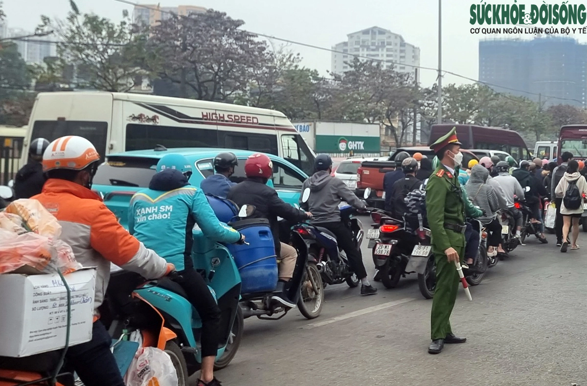 Người dân đang ùn ùn đổ về quê, cửa ngõ Thủ đô đông lên từng phút- Ảnh 4.