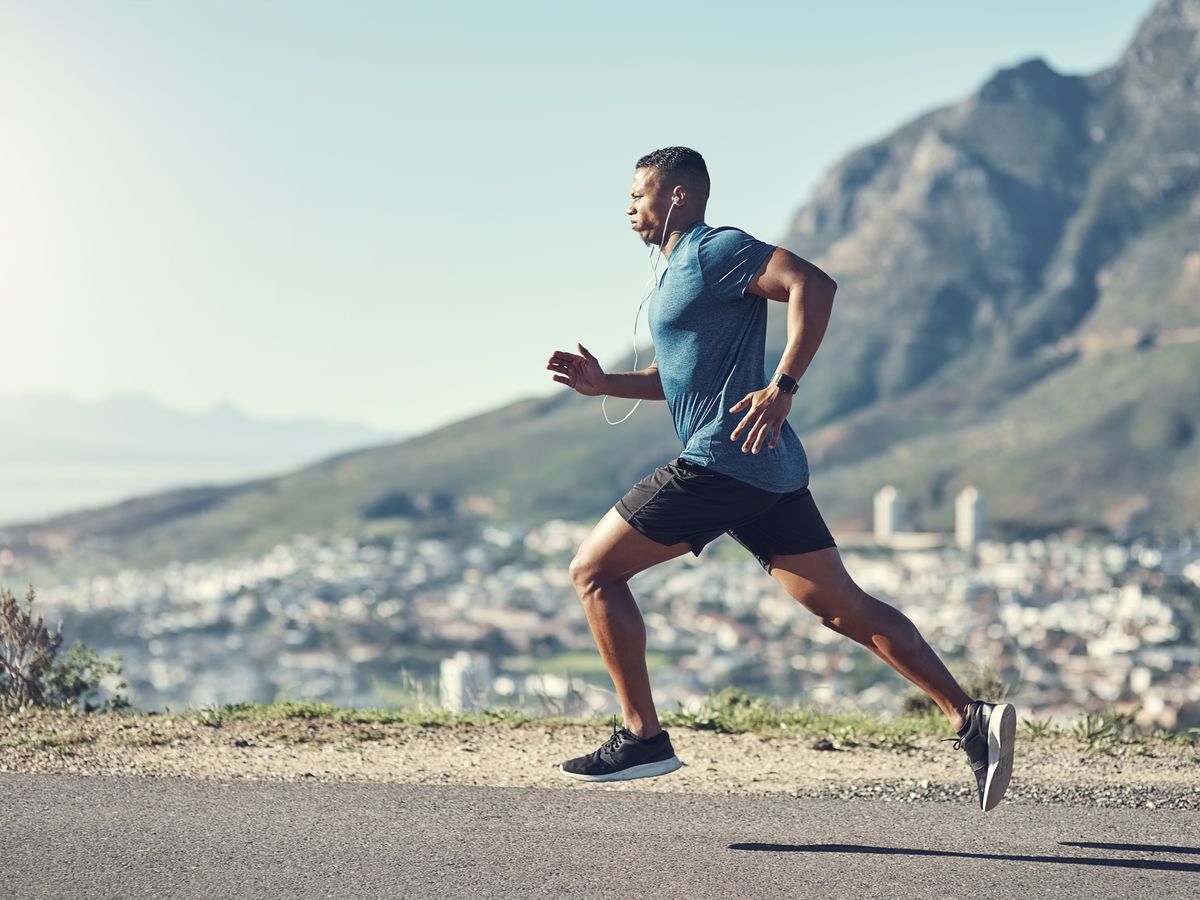 7 bài tập sức mạnh giúp giảm chấn thương khi chạy bộ- Ảnh 2.