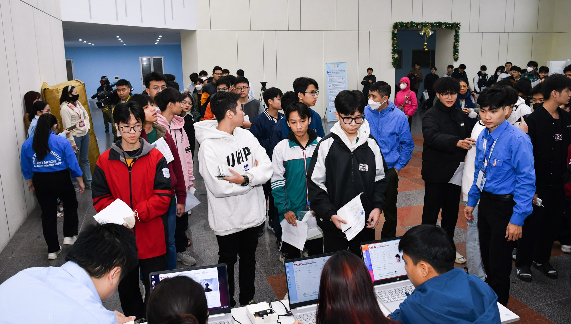 Gần 3.000 thí sinh đầu tiên "mở hàng" tranh suất vào đại học 2024- Ảnh 2. Gần 3.000 thí sinh đầu tiên "mở hàng" tranh suất vào đại học 2024- Ảnh 2.