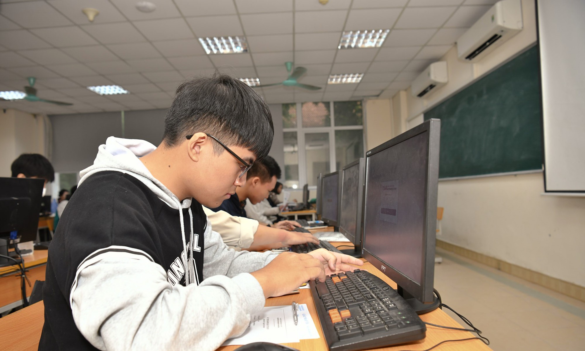 Gần 3.000 thí sinh đầu tiên "mở hàng" tranh suất vào đại học 2024- Ảnh 4. Gần 3.000 thí sinh đầu tiên "mở hàng" tranh suất vào đại học 2024- Ảnh 4.