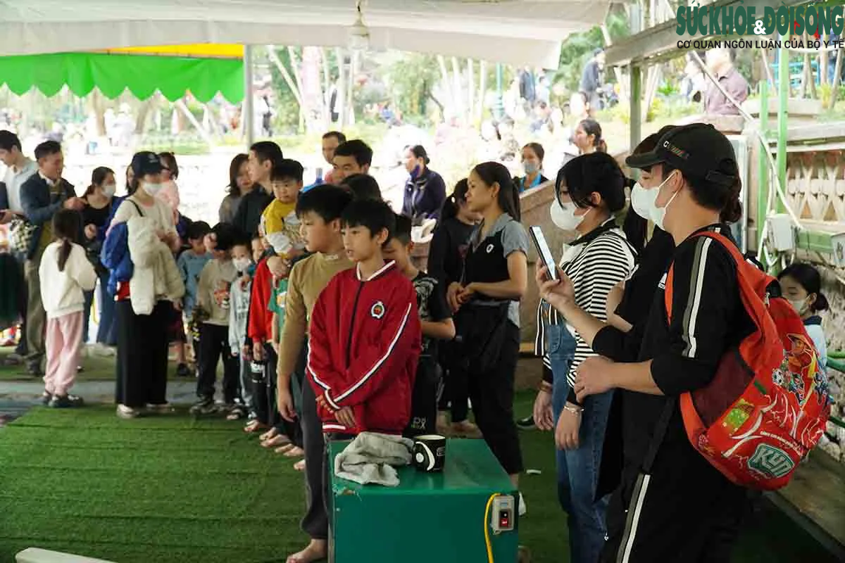 Hà Nội: Thời tiết đẹp, cả nghìn người đưa trẻ tới vườn thú dịp Tết Dương lịch- Ảnh 4.