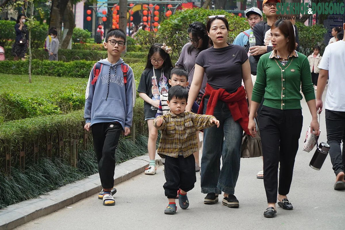 Hà Nội: Thời tiết đẹp, cả nghìn người đưa trẻ tới vườn thú dịp Tết Dương lịch- Ảnh 5.