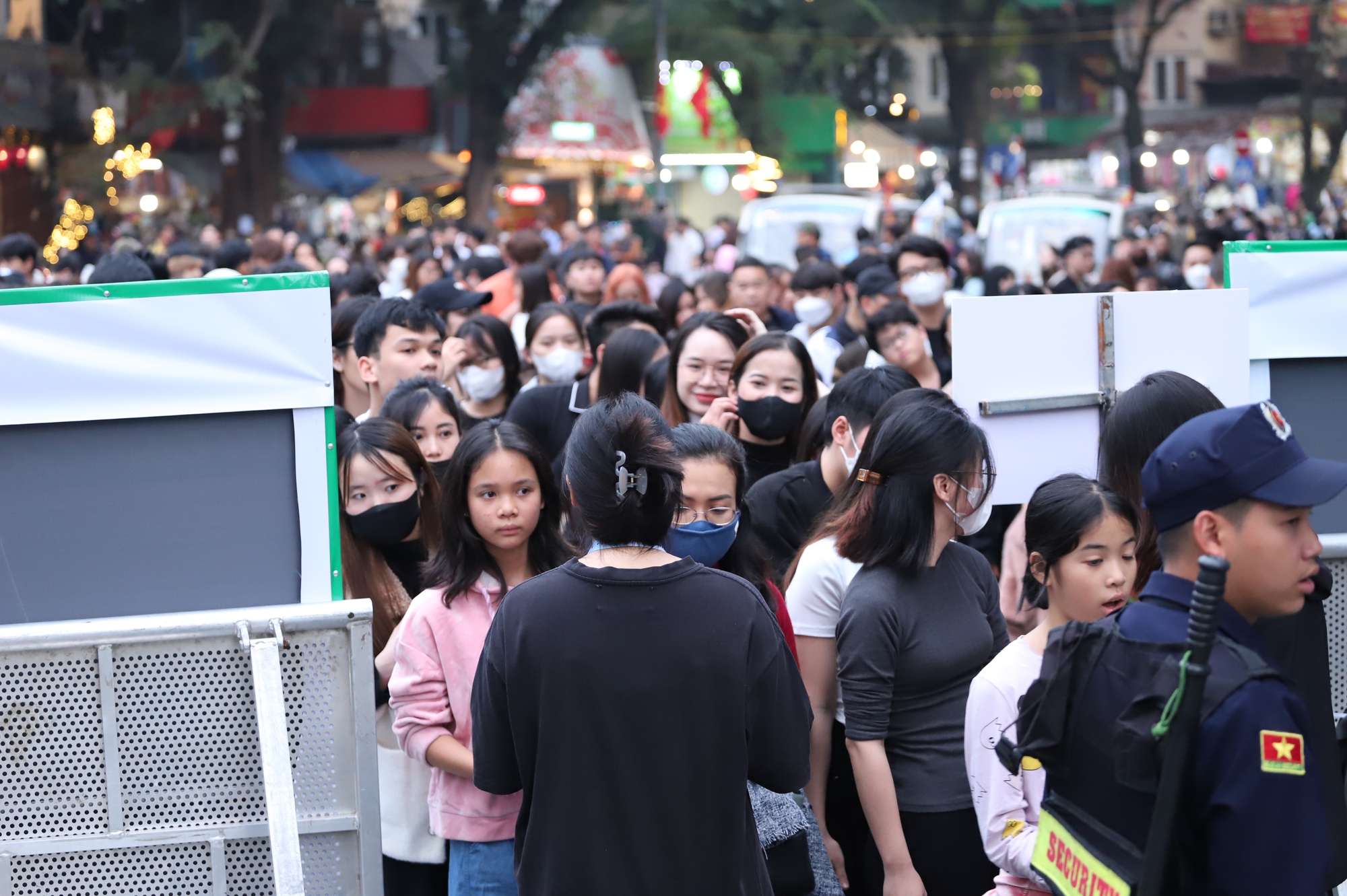 Biển người xếp hàng trước giờ 'G' chương trình Countdown 2024 tại Hà Nội- Ảnh 9.