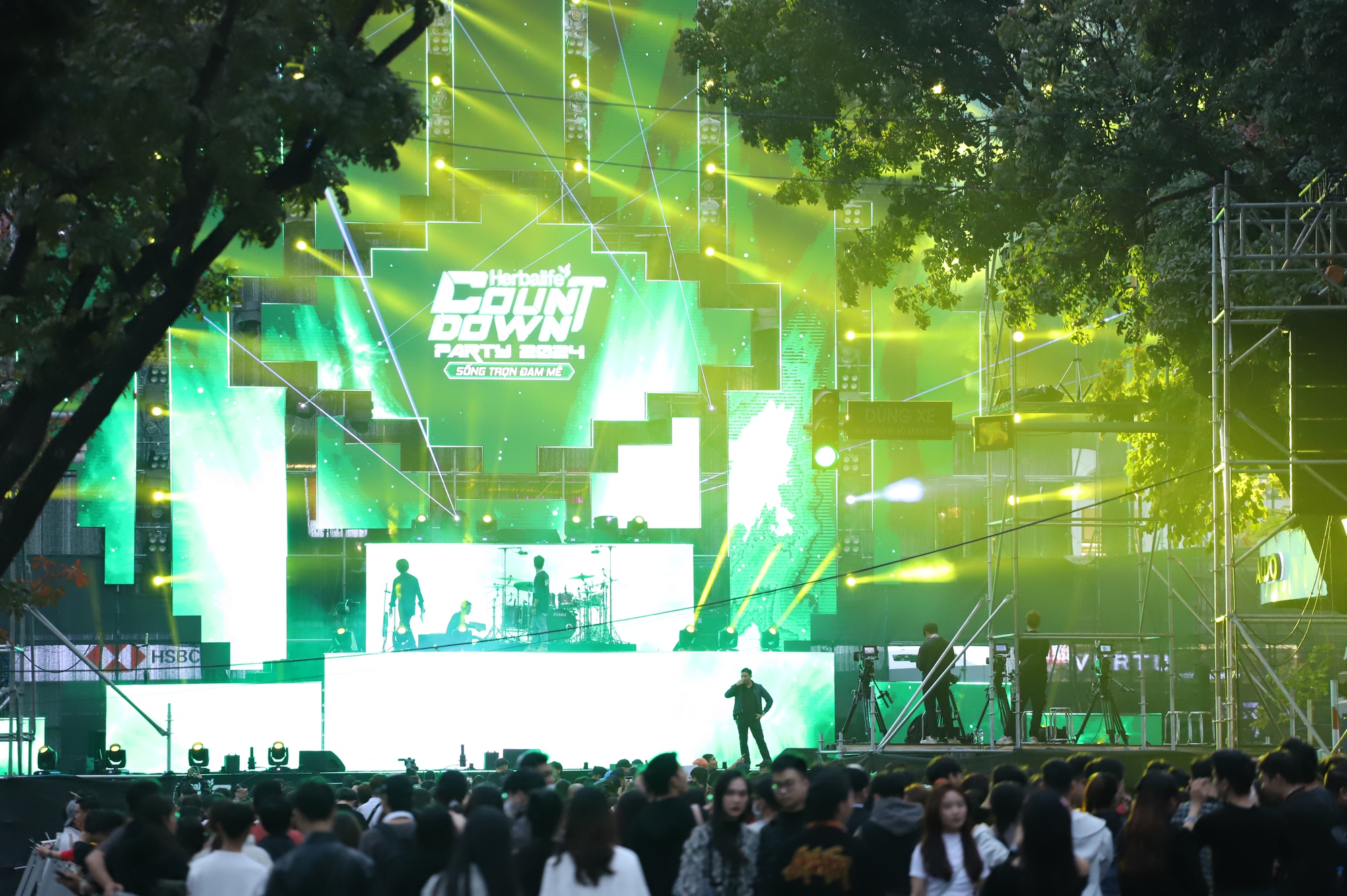 Biển người xếp hàng trước giờ 'G' chương trình Countdown 2024 tại Hà Nội- Ảnh 25.