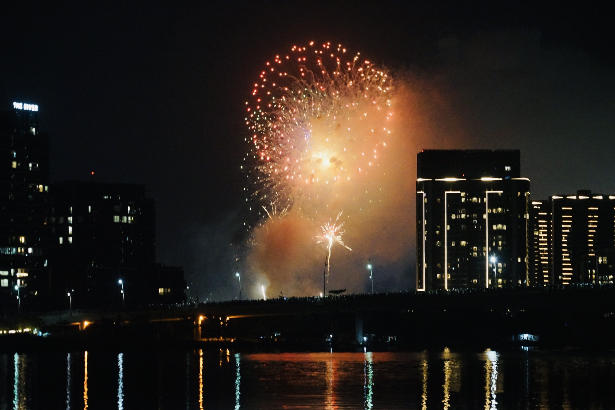 Người dân TPHCM hân hoan xem pháo hoa đón chào năm mới 2024- Ảnh 5.