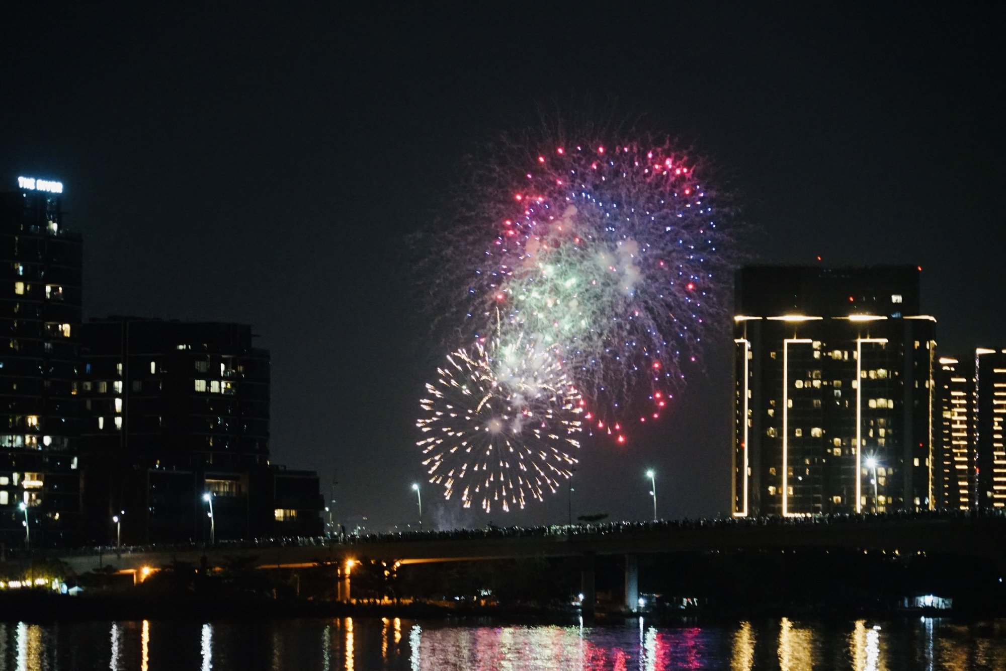 Người dân TPHCM hân hoan xem pháo hoa đón chào năm mới 2024- Ảnh 8.
