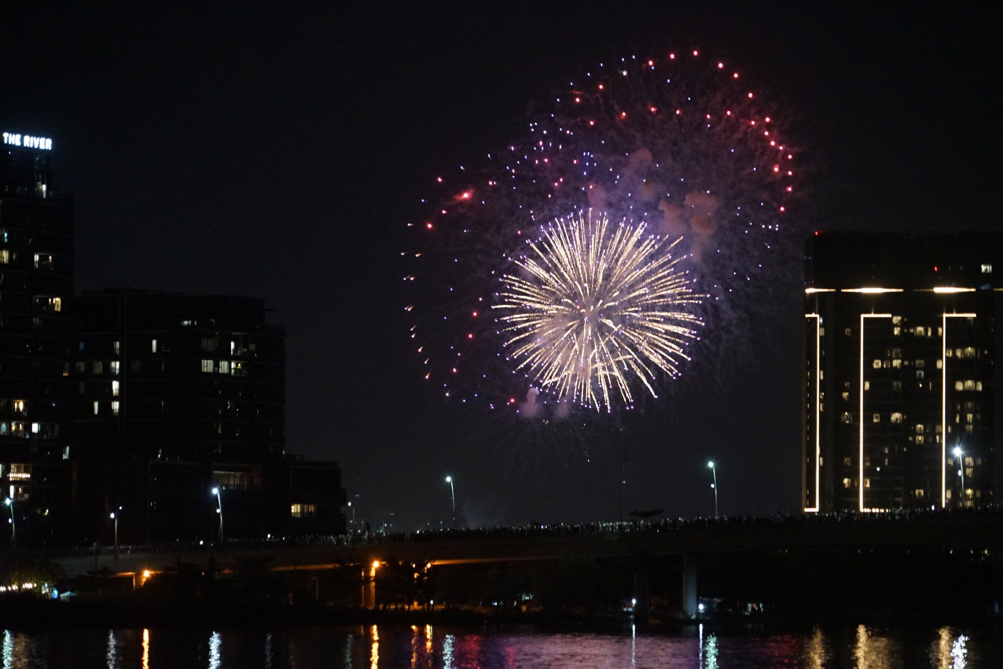 Người dân TPHCM hân hoan xem pháo hoa đón chào năm mới 2024- Ảnh 1.