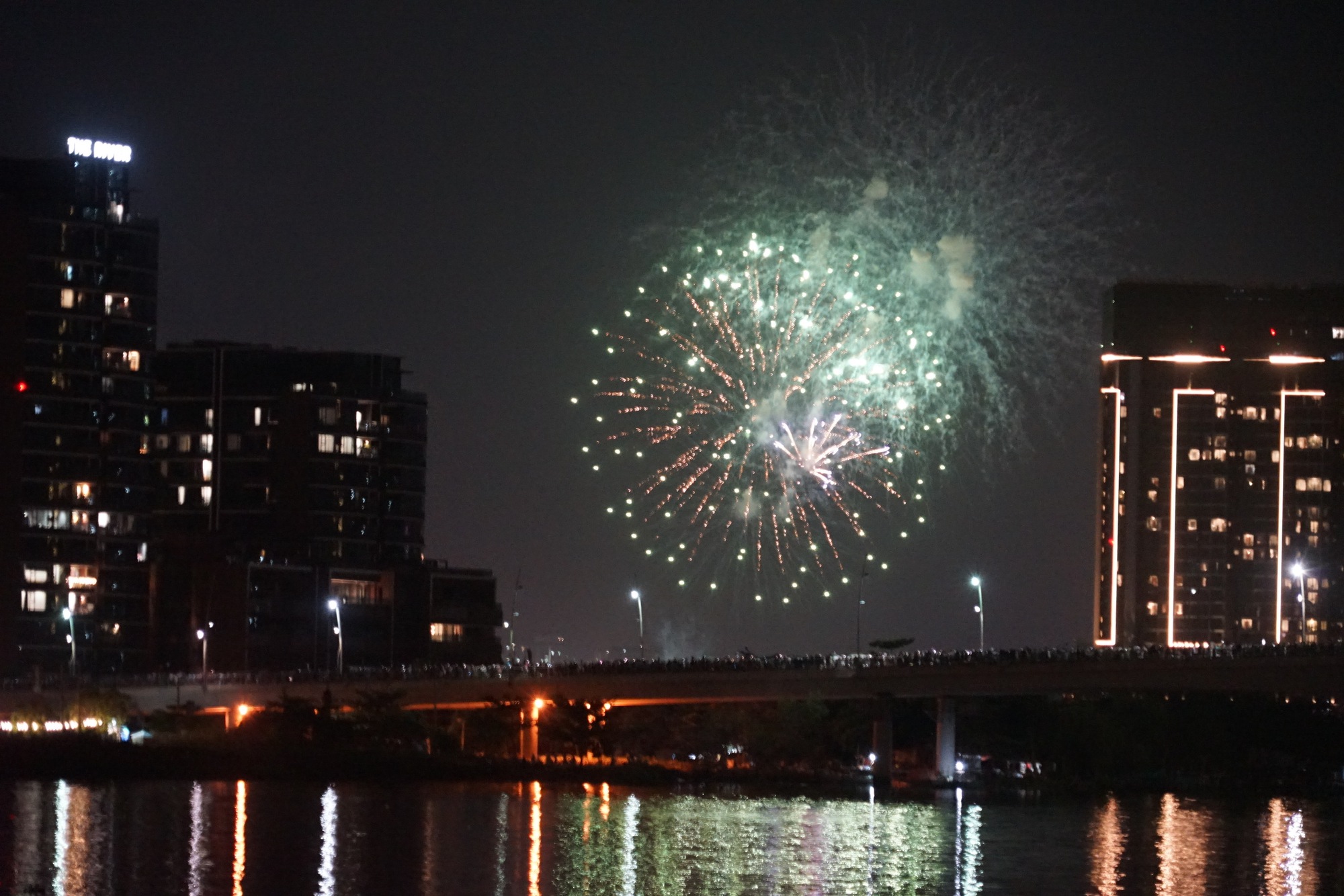 Người dân TPHCM hân hoan xem pháo hoa đón chào năm mới 2024- Ảnh 10.