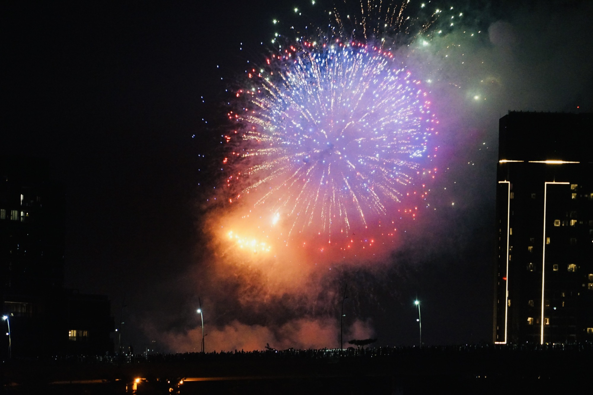 Người dân TPHCM hân hoan xem pháo hoa đón chào năm mới 2024- Ảnh 6.