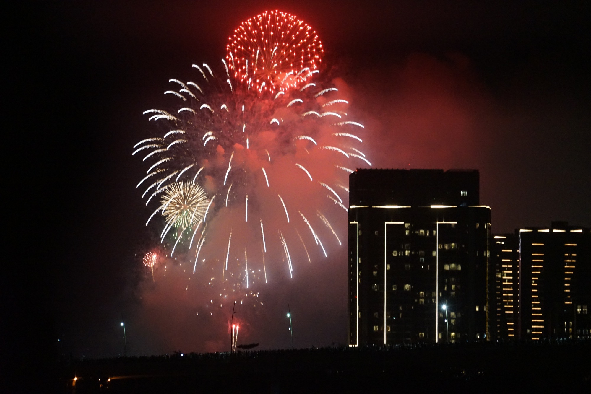 Người dân TPHCM hân hoan xem pháo hoa đón chào năm mới 2024- Ảnh 2.