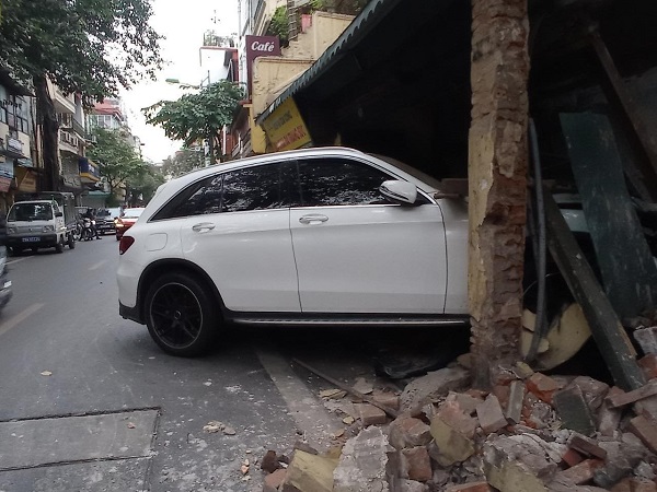 Thiếu nữ đi xe Mercedes đâm sập tường nhà dân lúc rạng sáng có cồn trong người- Ảnh 1.