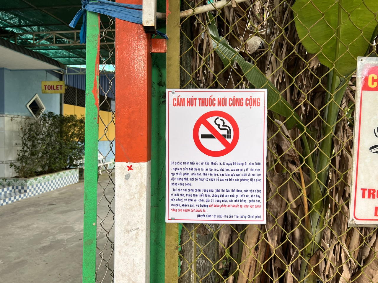 Những nơi cấm hút thuốc lá trong nhà nhưng được phép có chỗ dành riêng cho người hút - Ảnh 2.