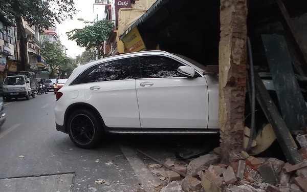 Phân tích pháp lý vụ xe Mercedes đâm nhà dân ở phố Hàng Bạc