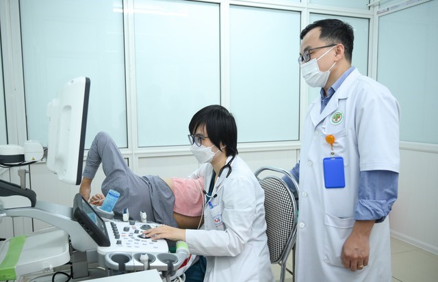 Phòng khám do Bệnh viện Tim Hà Nội đảm nhiệm tại Bệnh viện Đa khoa TP. Vinh phát hiện sớm nhiều ca bệnh 'khó'- Ảnh 3.