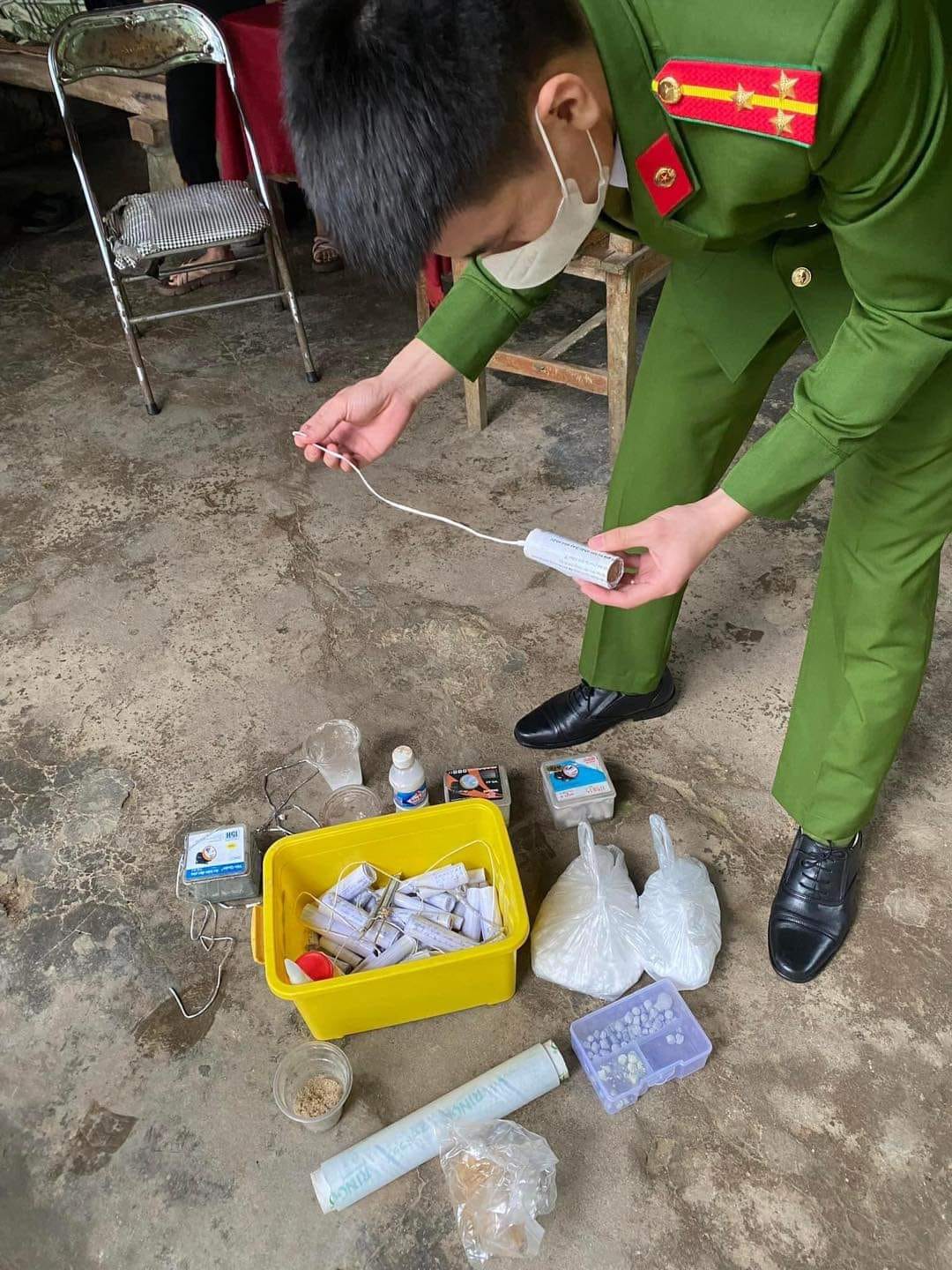 Nhóm học sinh ở Hà Tĩnh lên mạng mua hóa chất chế tạo pháo nổ- Ảnh 2.