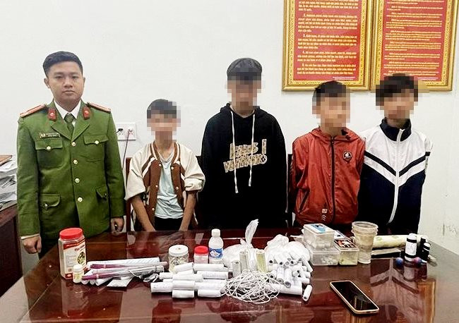 Nhóm học sinh ở Hà Tĩnh lên mạng mua hóa chất chế tạo pháo nổ- Ảnh 1.