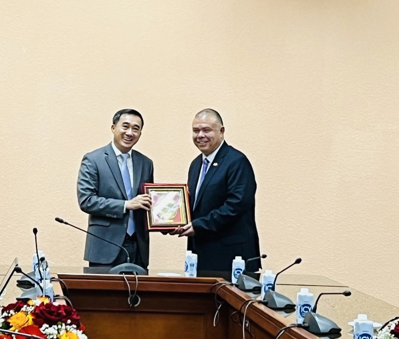 Thứ trưởng Trần Văn Thuấn tiếp giáo sư gốc Việt-nguyên Phó Giám đốc chuyên môn của Bộ Y tế và Chăm sóc Xã hội Vương quốc Anh- Ảnh 3.