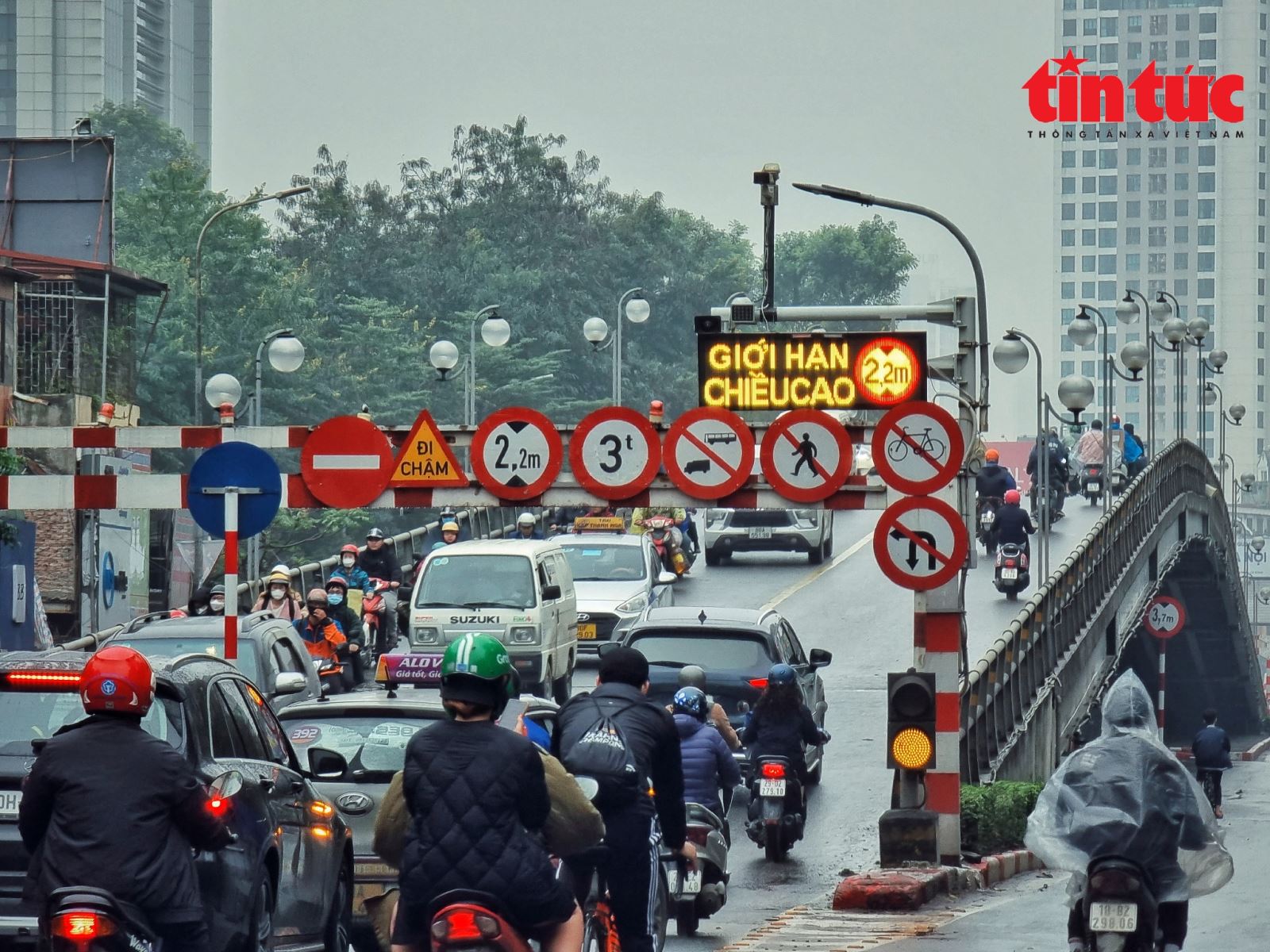 Cận cảnh biển báo thông minh tại các 'điểm đen' giao thông ở Hà Nội - Ảnh 6.