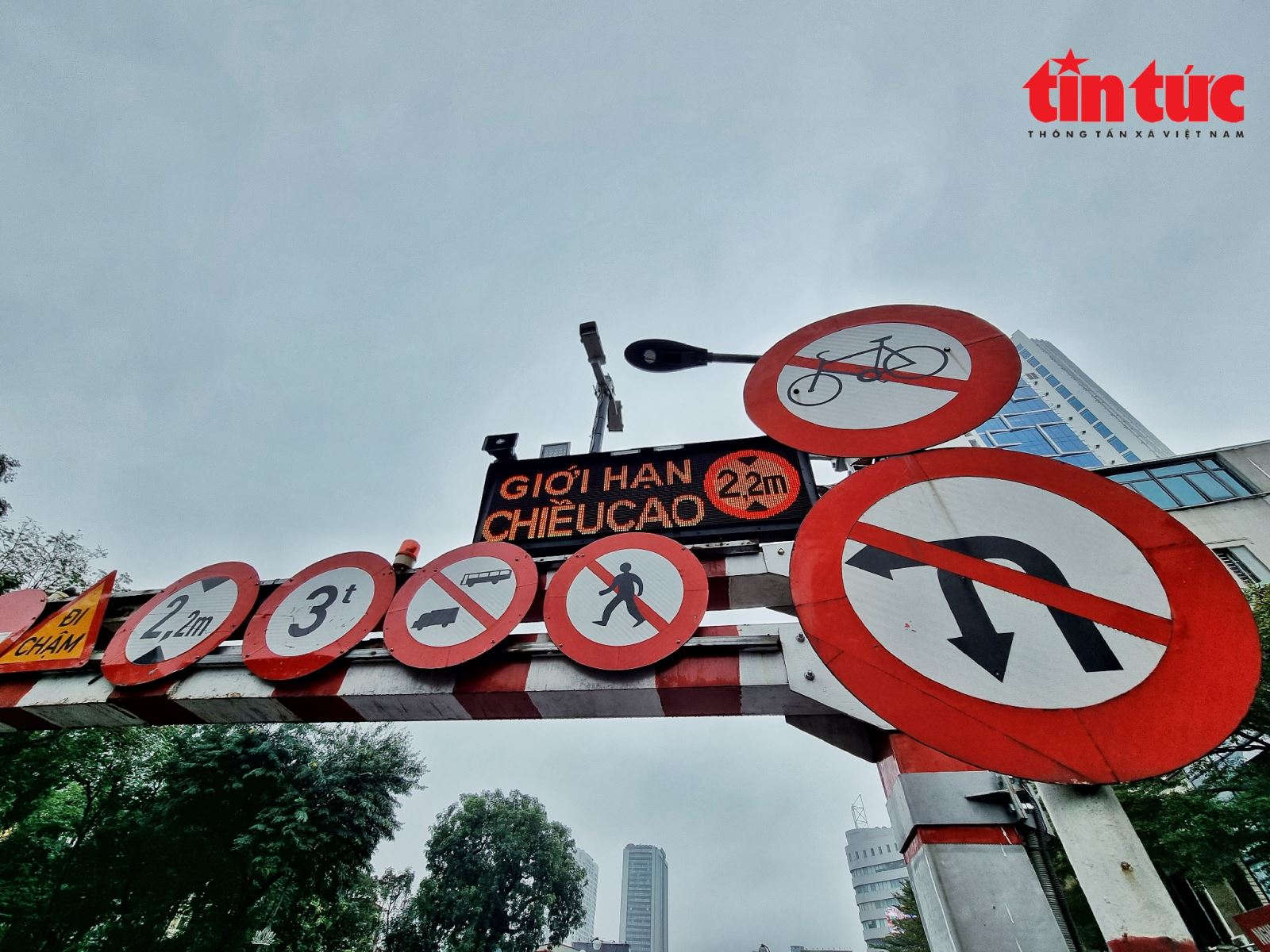 Cận cảnh biển báo thông minh tại các 'điểm đen' giao thông ở Hà Nội - Ảnh 4.