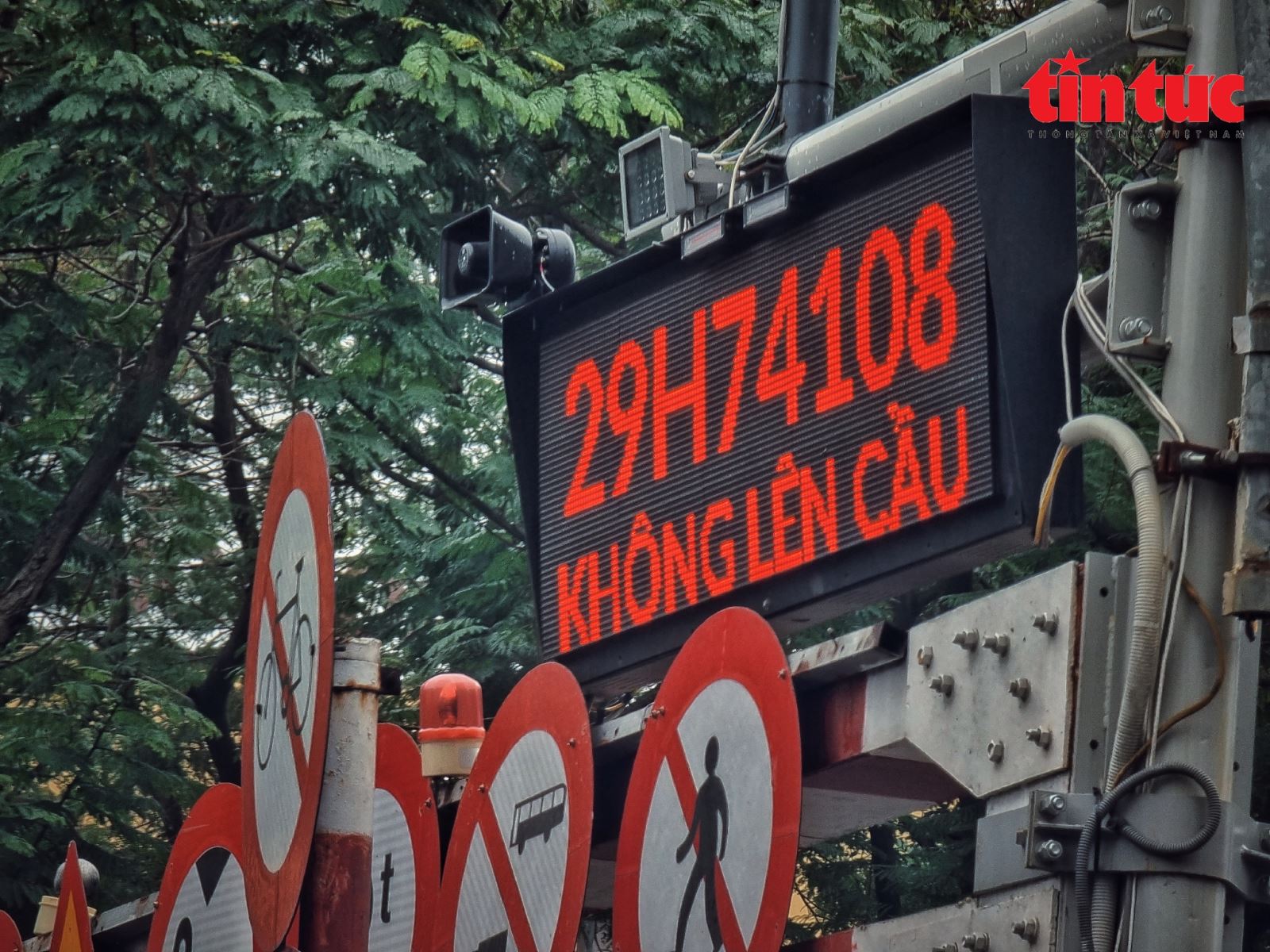 Cận cảnh biển báo thông minh tại các 'điểm đen' giao thông ở Hà Nội - Ảnh 5.