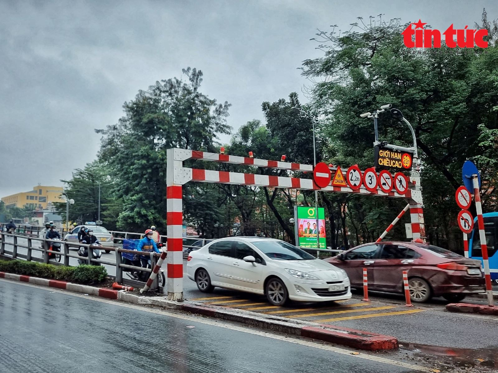 Cận cảnh biển báo thông minh tại các 'điểm đen' giao thông ở Hà Nội - Ảnh 7.