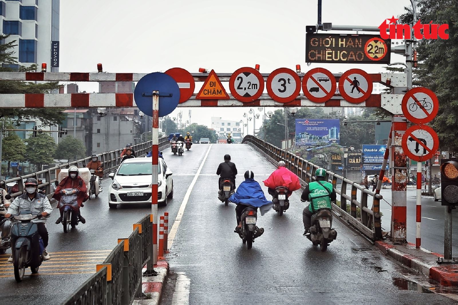 Cận cảnh biển báo thông minh tại các 'điểm đen' giao thông ở Hà Nội - Ảnh 1.
