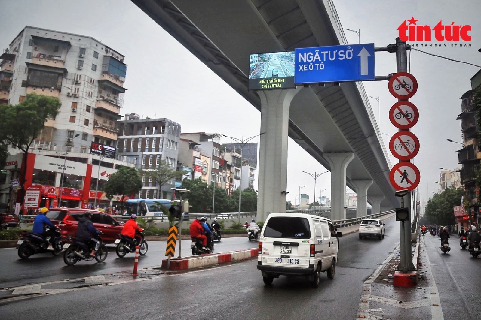 Cận cảnh biển báo thông minh tại các 'điểm đen' giao thông ở Hà Nội - Ảnh 9.