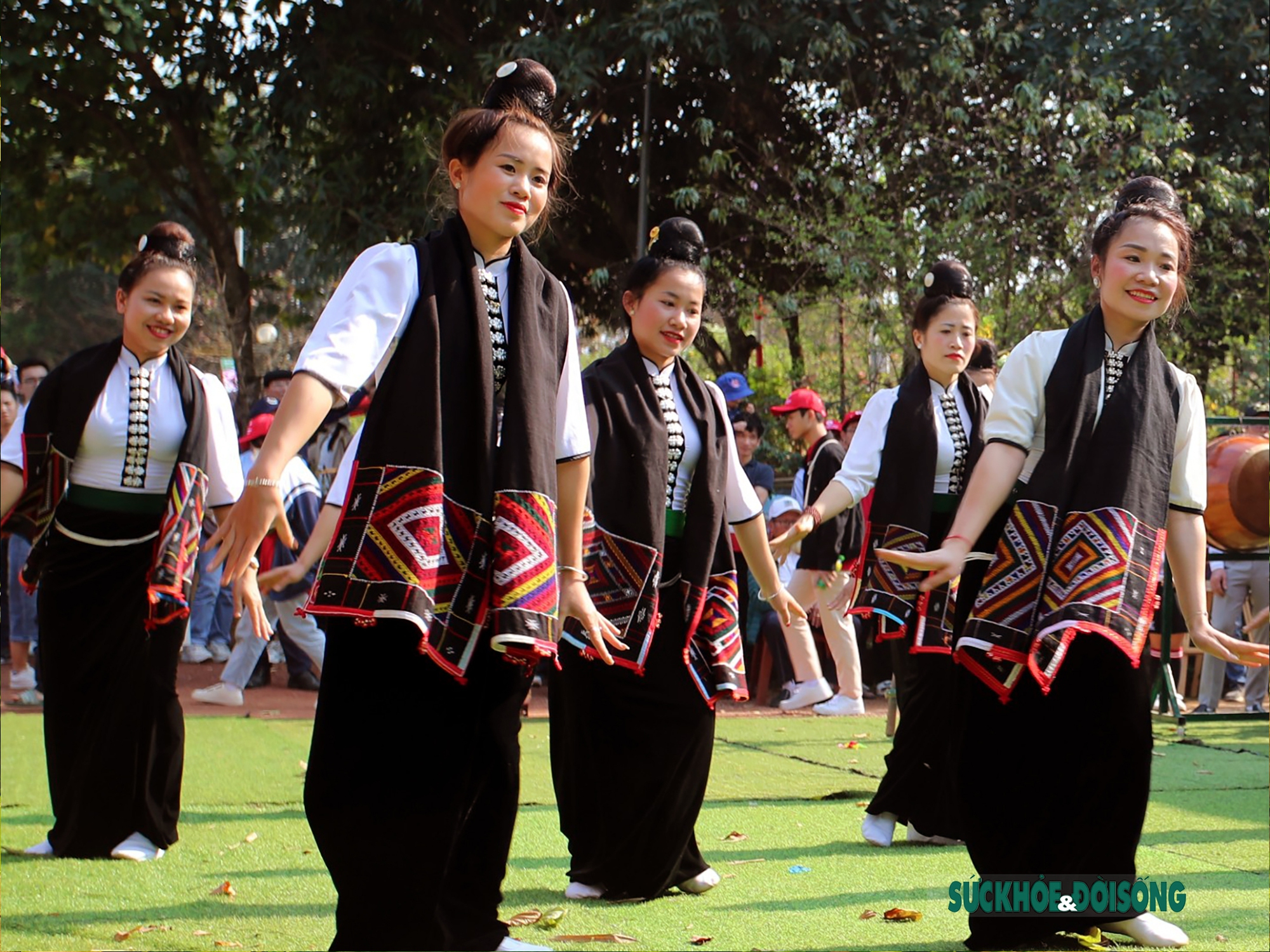 Mê mẩn điệu múa xòe Thái của các cô gái đến từ tỉnh Sơn La - Ảnh 5.