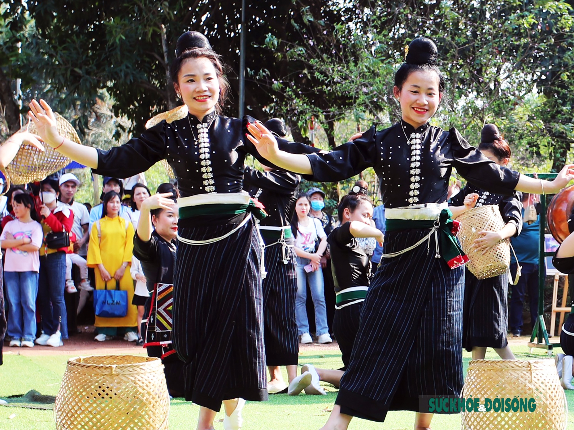 Mê mẩn điệu múa xòe Thái của các cô gái đến từ tỉnh Sơn La - Ảnh 7.