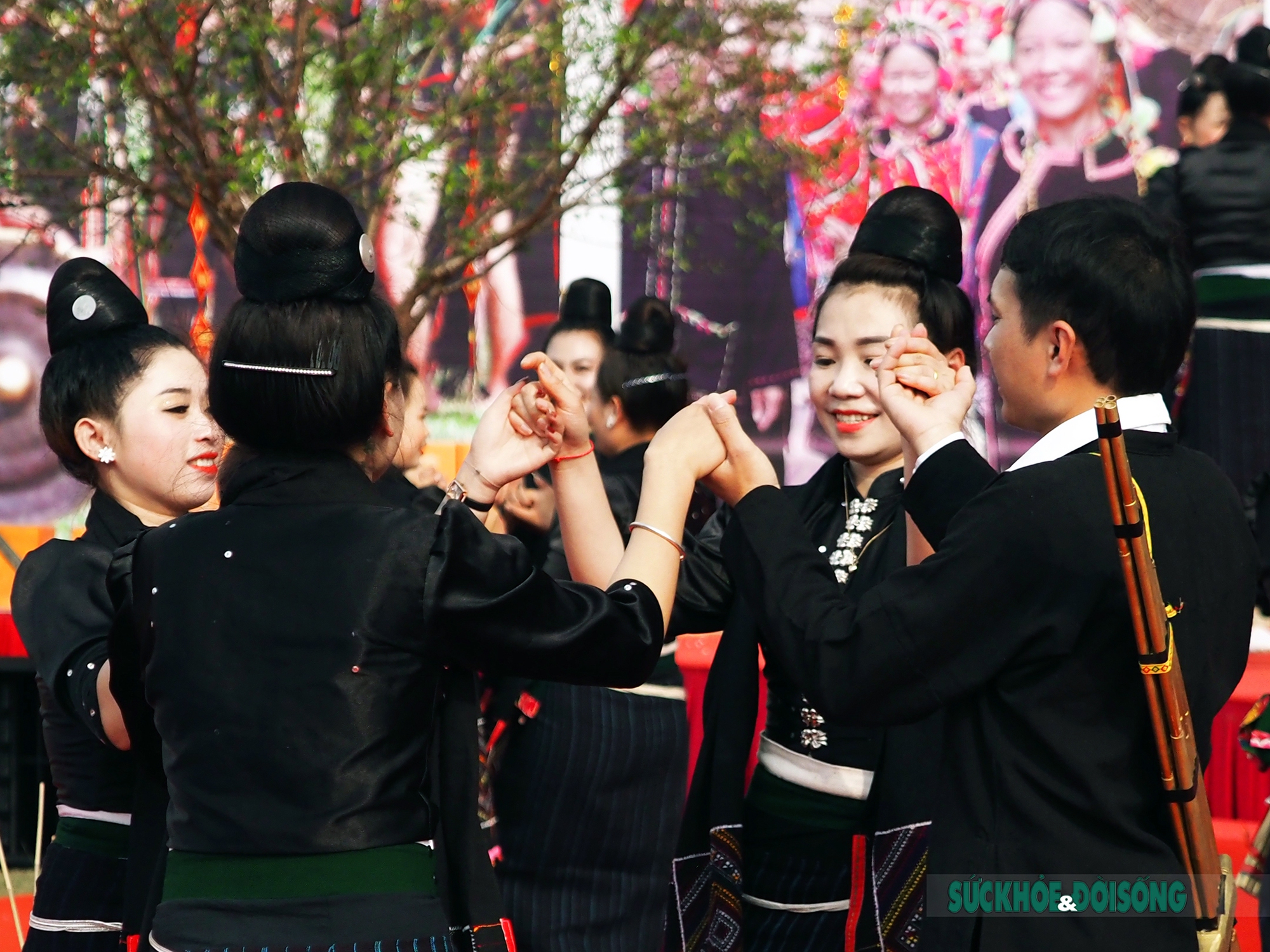 Mê mẩn điệu múa xòe Thái của các cô gái đến từ tỉnh Sơn La - Ảnh 9.