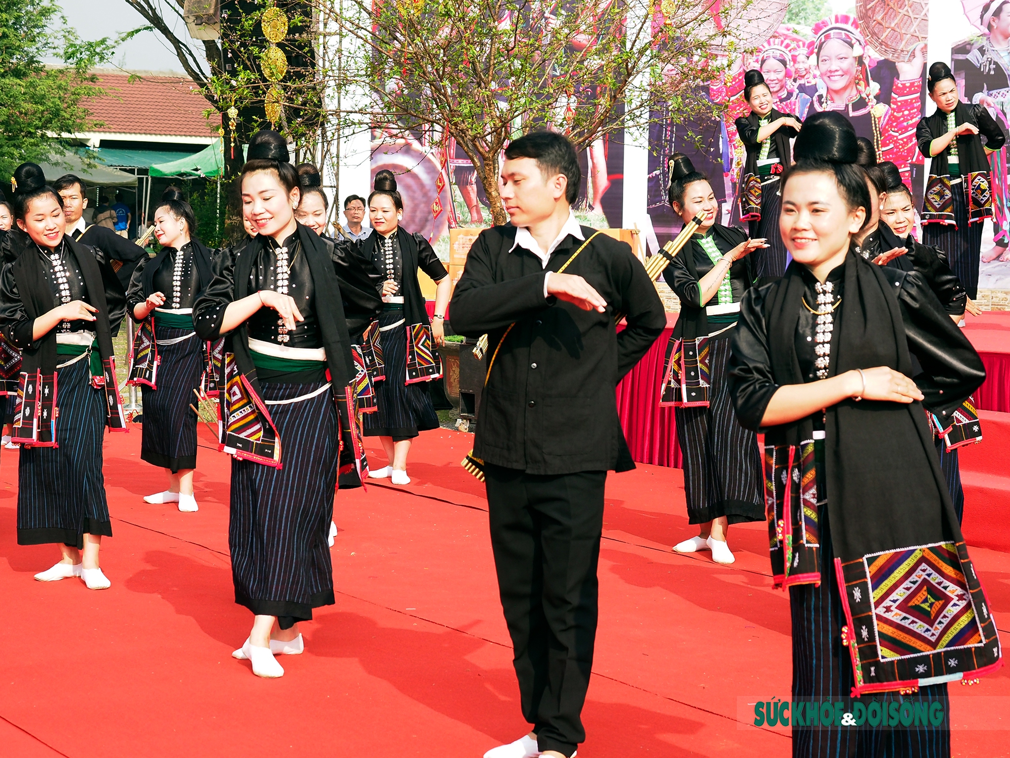 Mê mẩn điệu múa xòe Thái của các cô gái đến từ tỉnh Sơn La - Ảnh 10.