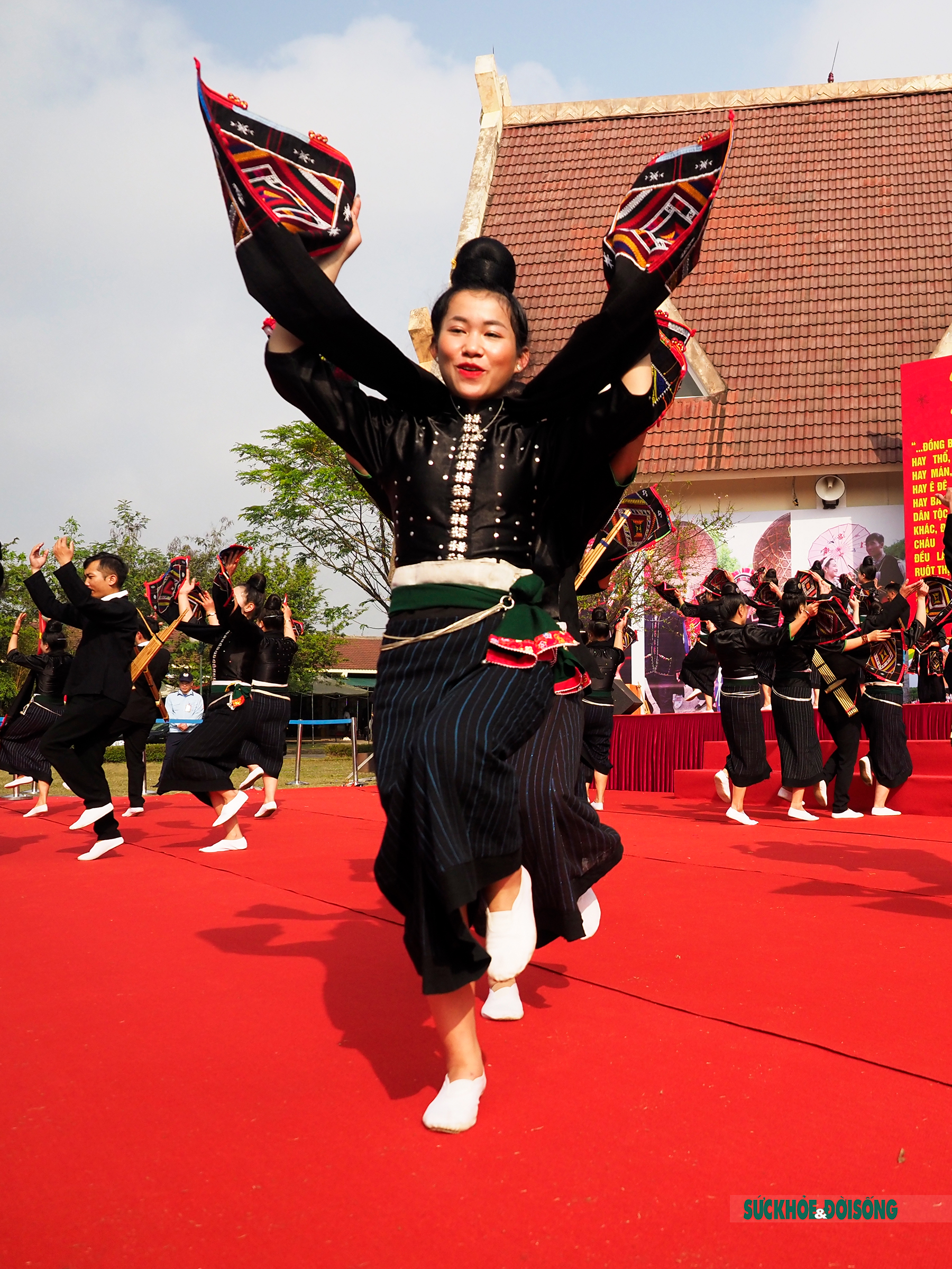 Mê mẩn điệu múa xòe Thái của các cô gái đến từ tỉnh Sơn La - Ảnh 4.