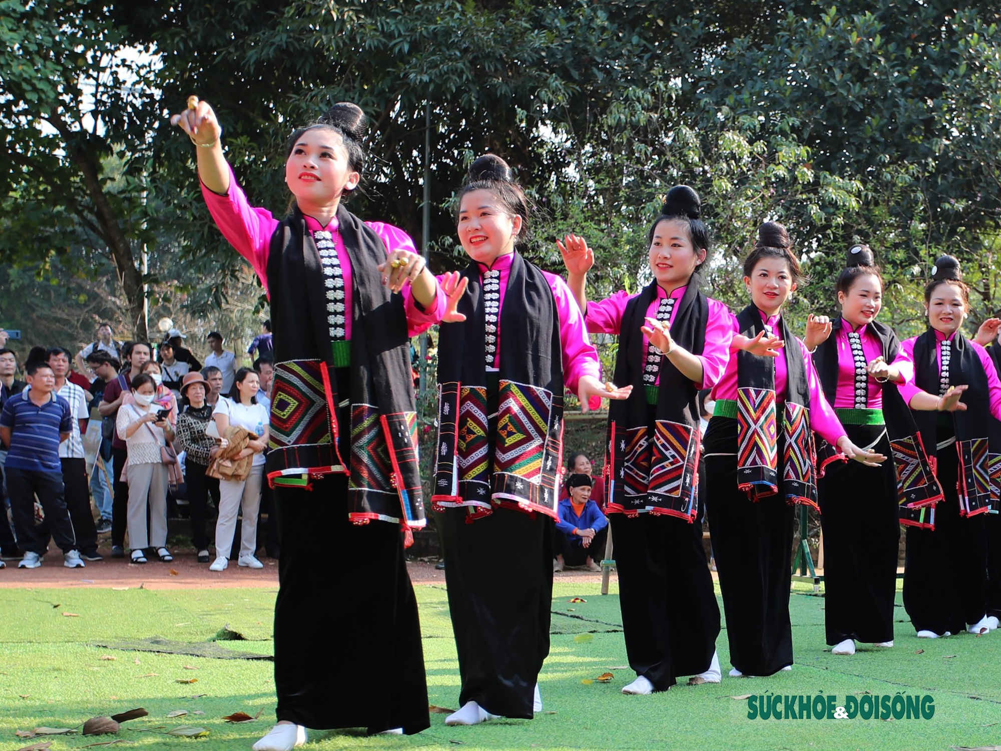 Mê mẩn điệu múa xòe Thái của các cô gái đến từ tỉnh Sơn La - Ảnh 3.