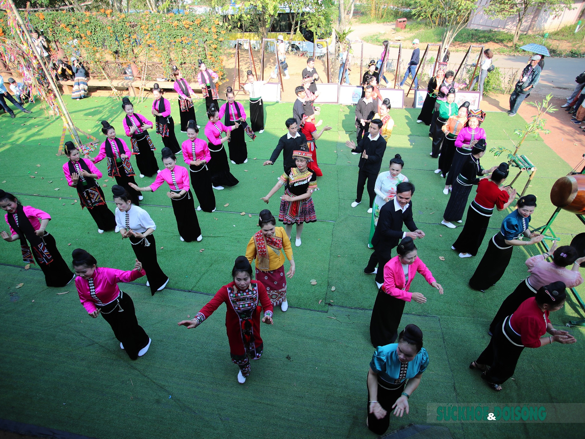 Mê mẩn điệu múa xòe Thái của các cô gái đến từ tỉnh Sơn La - Ảnh 2.