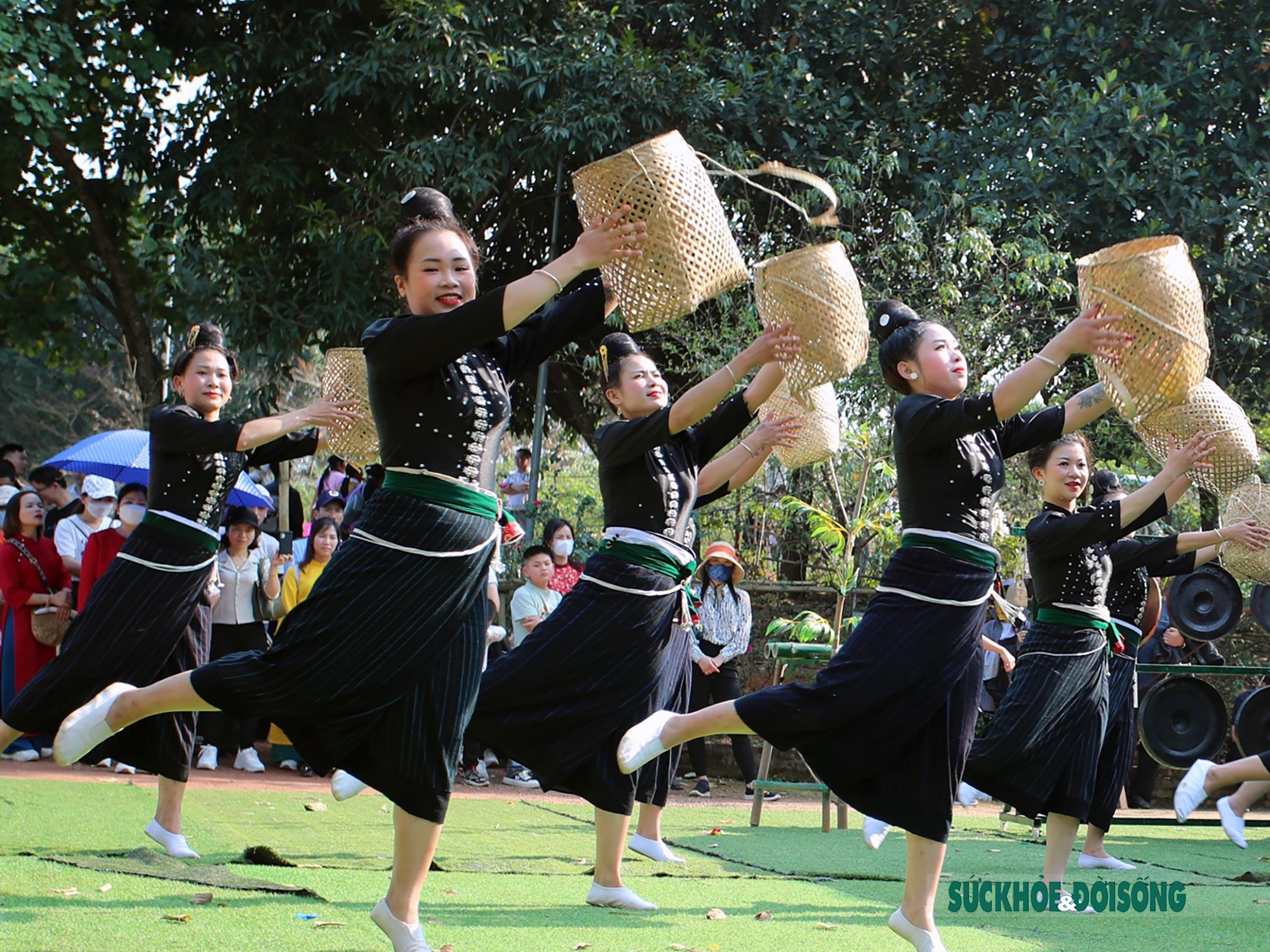 Mê mẩn điệu múa xòe Thái của các cô gái đến từ tỉnh Sơn La - Ảnh 6.