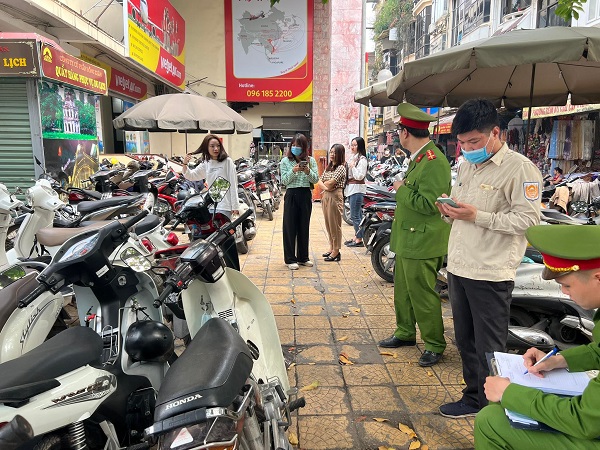 Phát hiện bãi trông xe không phát vé, thu tiền quá quy định khu vực chợ Đồng Xuân - Ảnh 3.