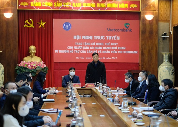 Hơn 12 nghìn sổ BHXH, thẻ BHYT trao tặng tới người dân có hoàn cảnh khó khăn - Ảnh 1.