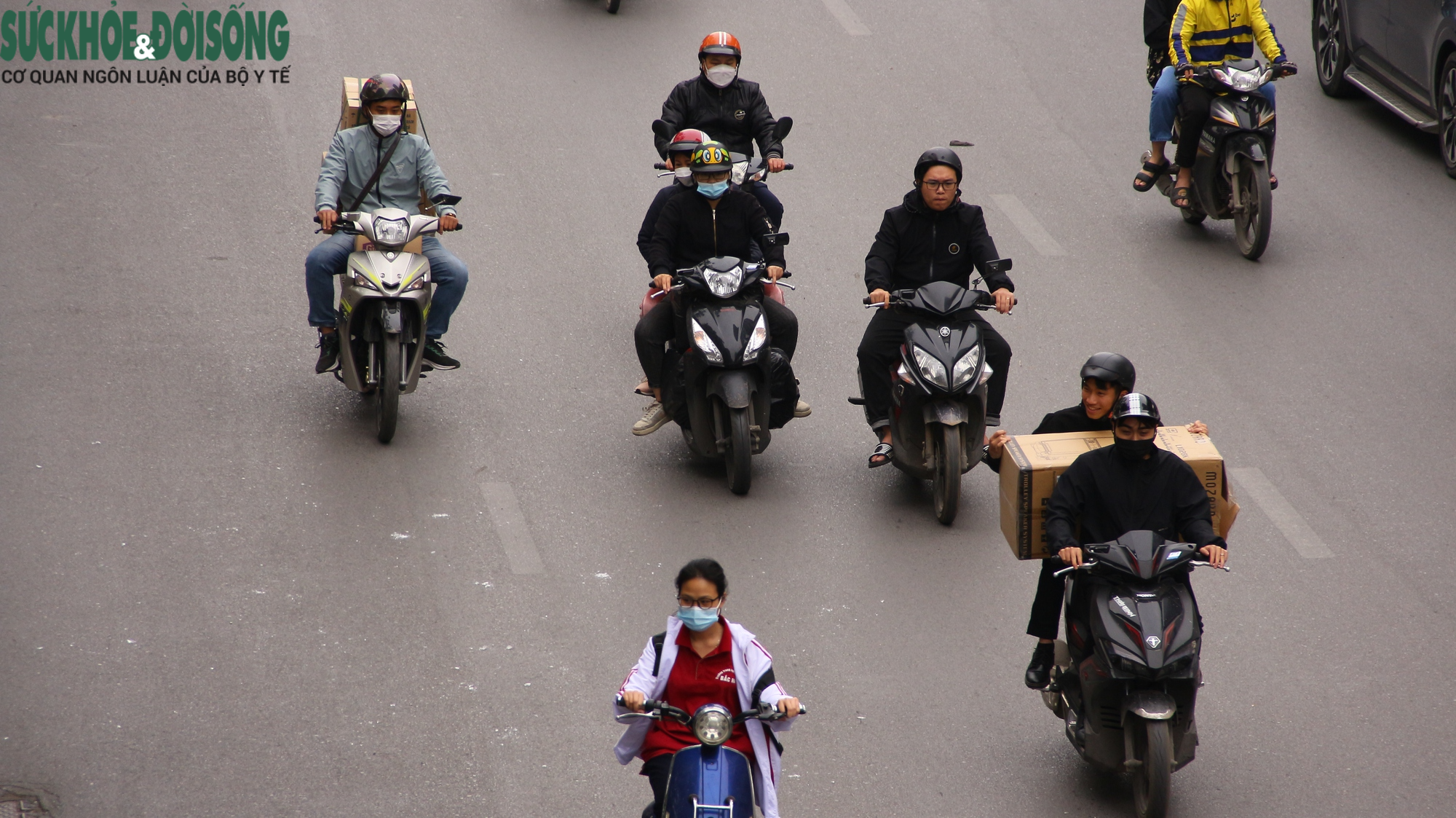 Hà Nội trở lạnh, người dân &quot;trang bị kín người&quot; chống rét - Ảnh 2.