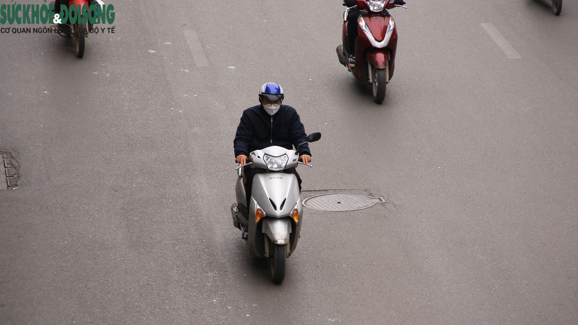 Hà Nội trở lạnh, người dân &quot;trang bị kín người&quot; chống rét - Ảnh 6.