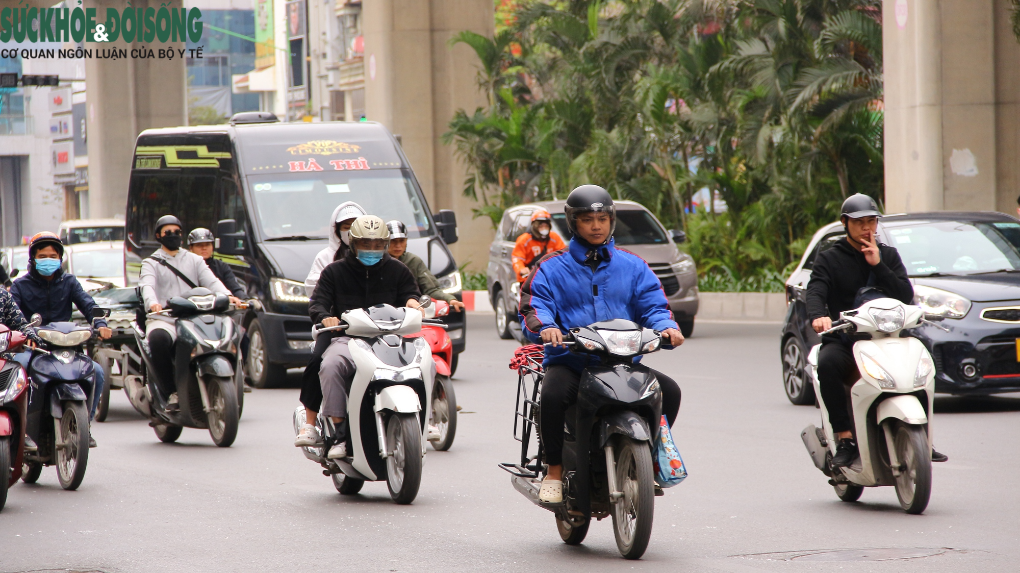 Hà Nội trở lạnh, người dân &quot;trang bị kín người&quot; chống rét - Ảnh 10.