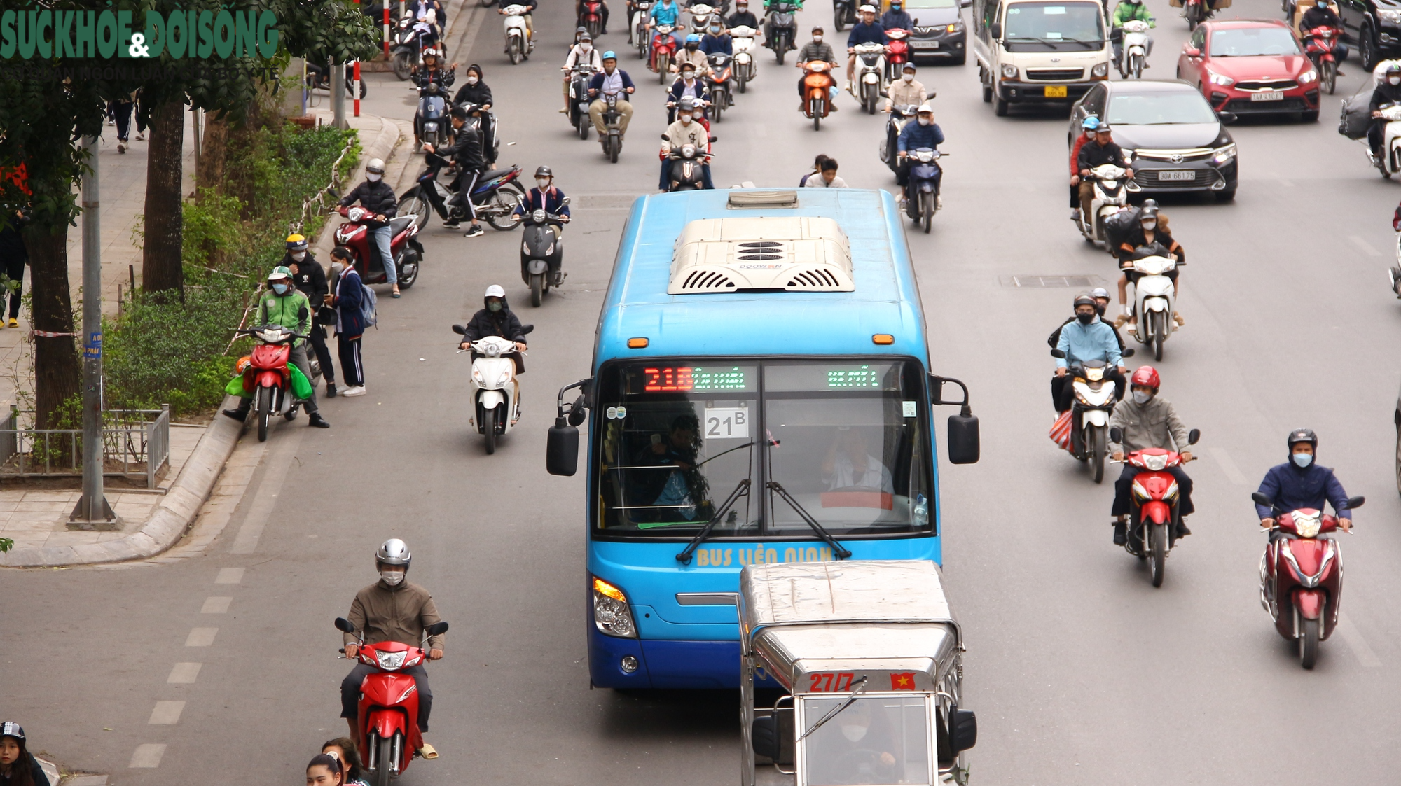 Hà Nội trở lạnh, người dân &quot;trang bị kín người&quot; chống rét - Ảnh 11.