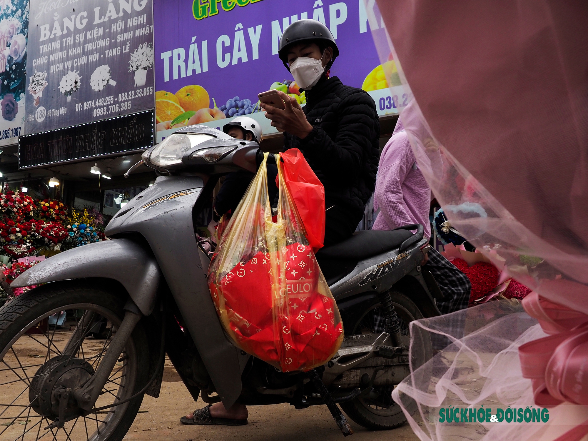 Hối hả vận chuyển hoa trong ngày Lễ tình nhân - Ảnh 4.