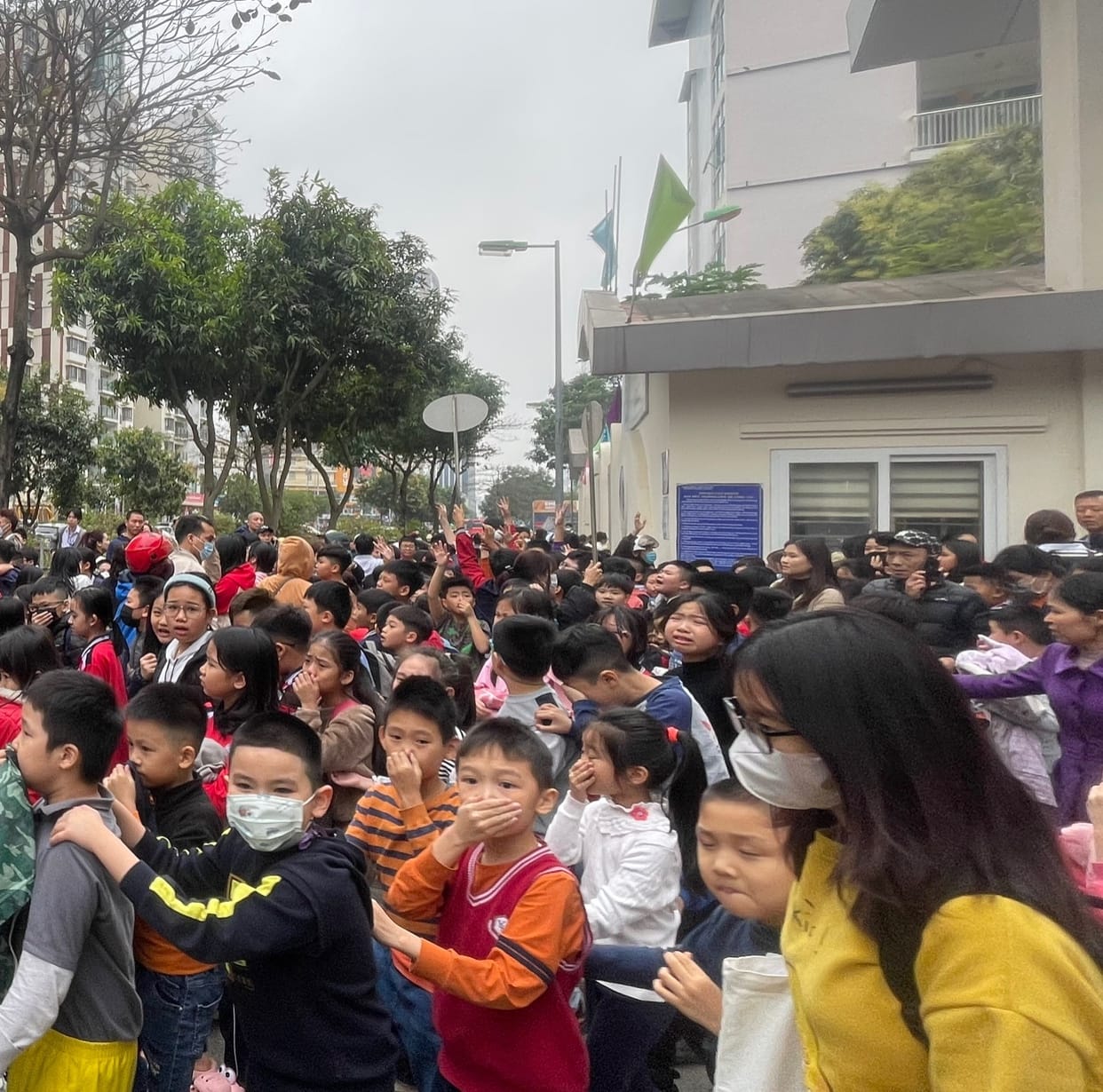 [VIDEO] cháy lớn tại trường tiểu học Yên Hòa - Ảnh 4.