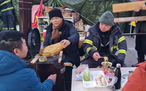Cận cảnh bữa cơm đạm bạc của đội cứu hộ Việt Nam giữa tâm thảm họa động đất ở Thổ Nhĩ Kỳ