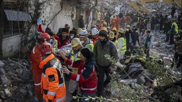 Thêm nạn nhân được giải cứu sau hơn 9 ngày mắc kẹt vì động đất - Ảnh 1.