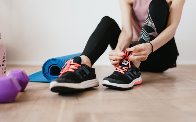 Có nên đi giày thể thao khi tập luyện tại nhà?