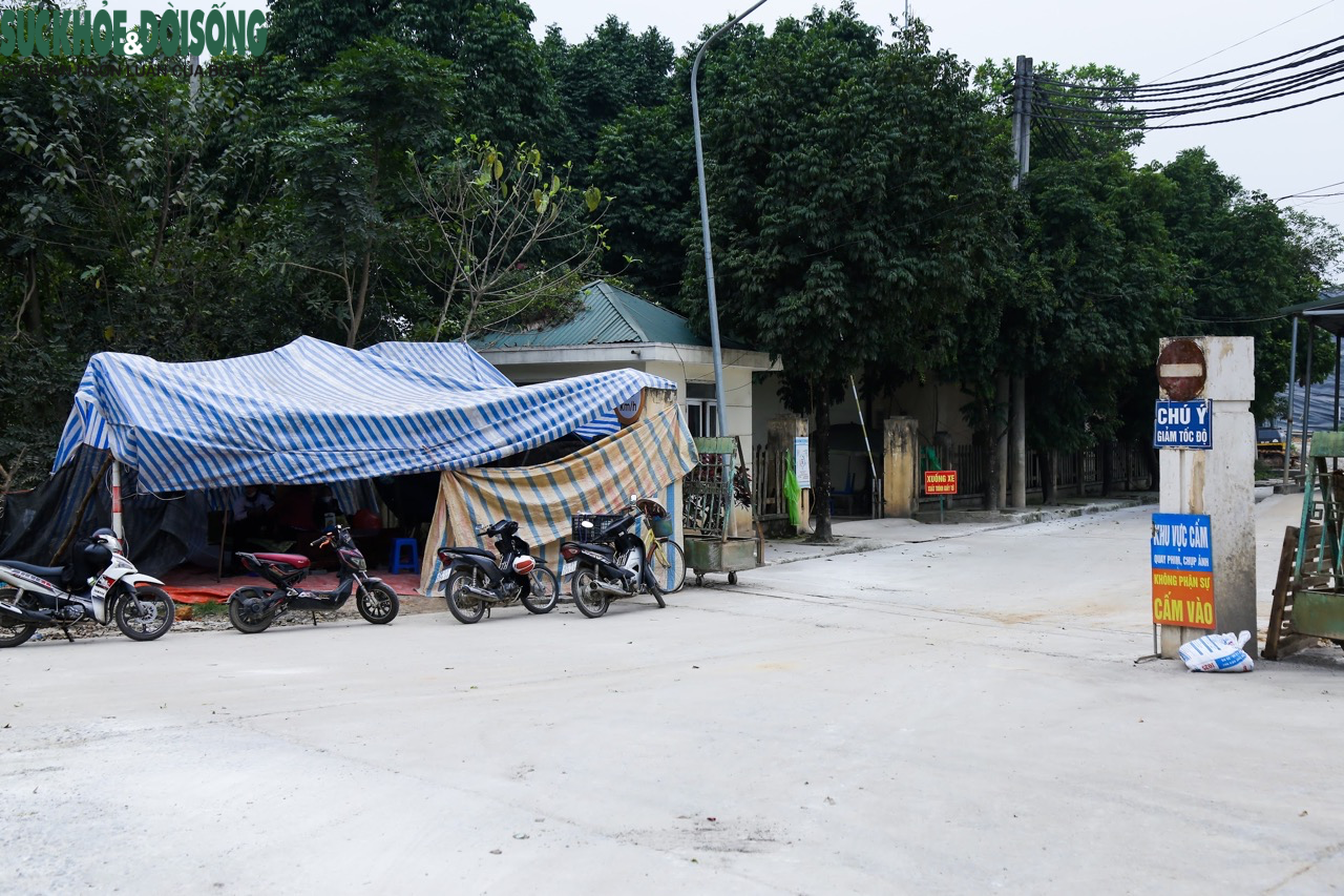 Người dân dựng lán, thay phiên nhau chặn xe chở rác vào bãi Xuân Sơn - Ảnh 1.