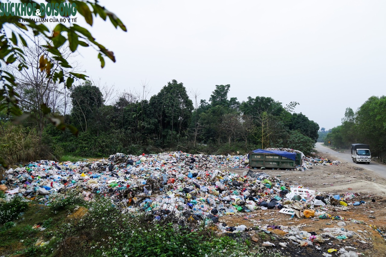 Người dân dựng lán, thay phiên nhau chặn xe chở rác vào bãi Xuân Sơn - Ảnh 3.