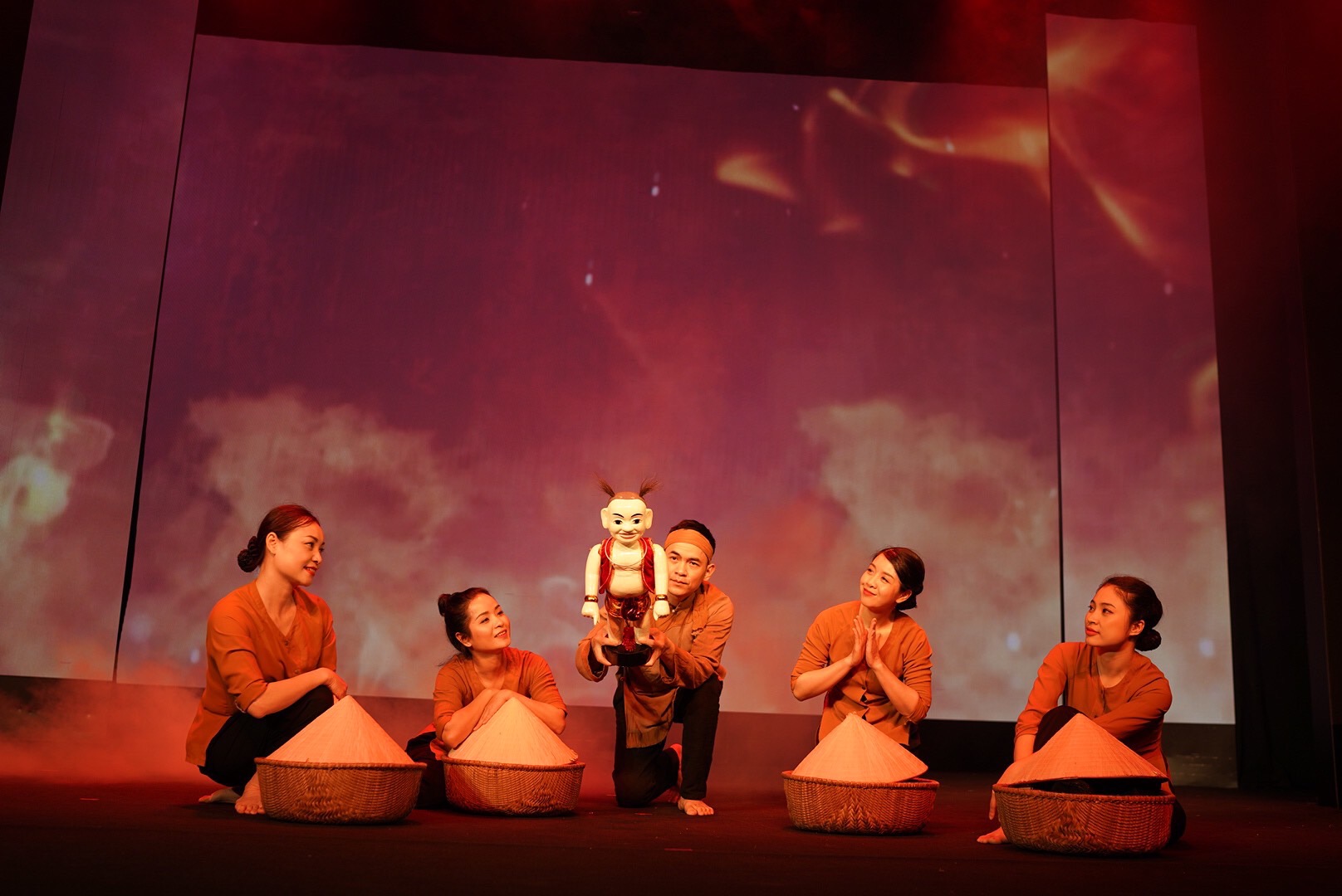 Đạo diễn Lê Quý Dương mang “Mơ rồng” tham dự Đại hội Sân khấu Thế giới tại UAE - Ảnh 9.